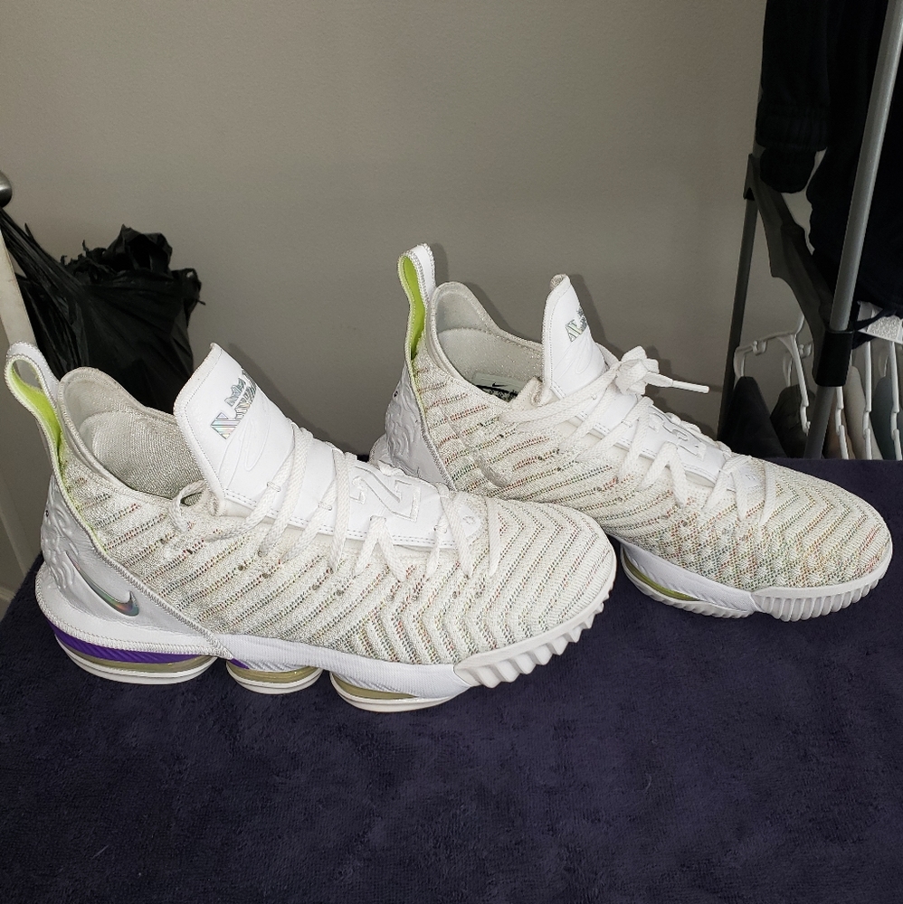 Men's Lebron 16 Lakers Edition (Like New)